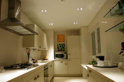 時(shí)尚簡(jiǎn)約汽車烤漆門板 打造美觀大方的廚房空間